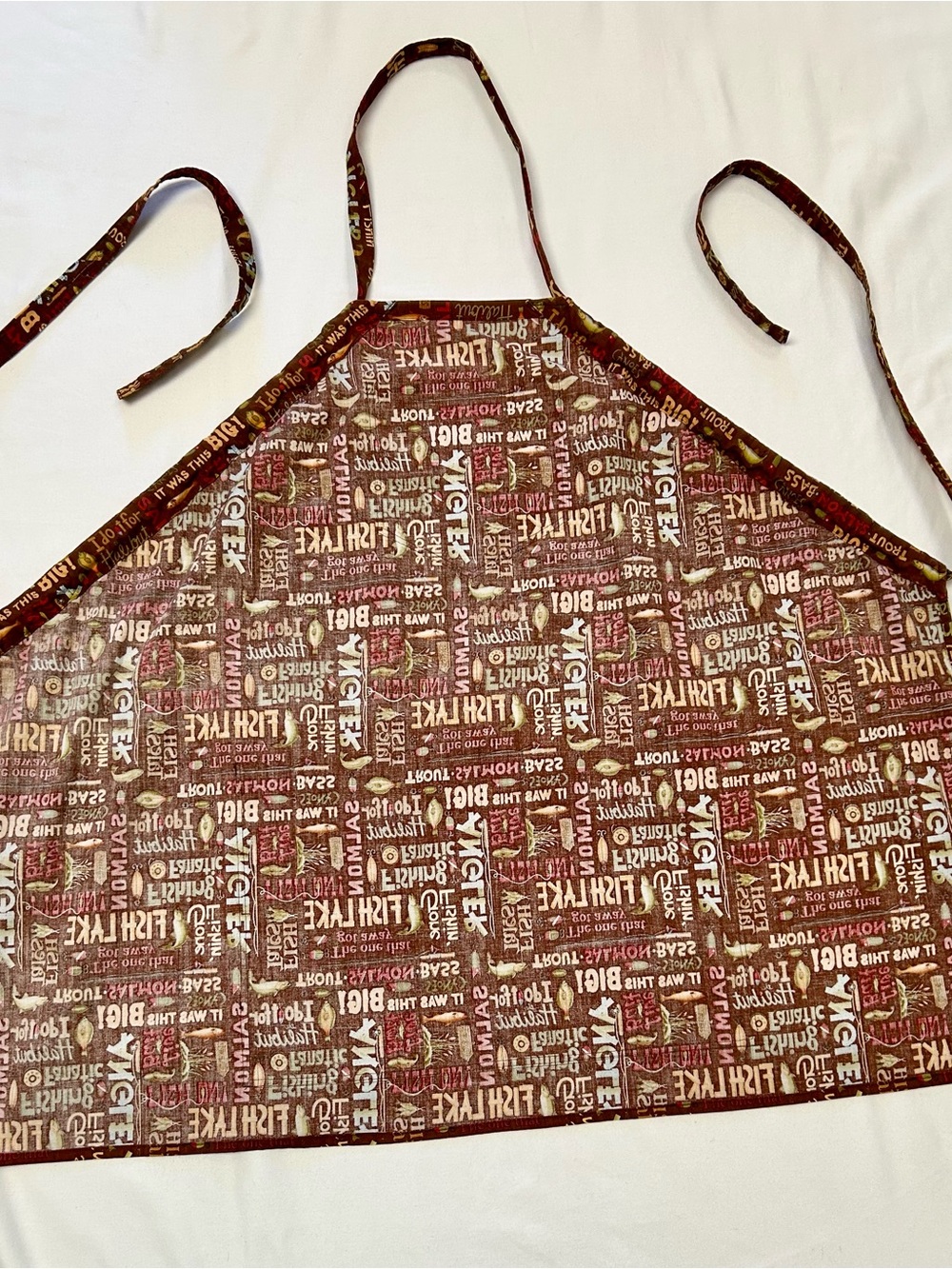 FISHING THEMED APRON, ONE  SIZE, HOMEMADE, FISH LAKE, GONE FISHING, POCKETS - Picture 3 of 4